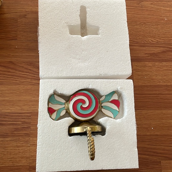 Anthropologie 🍭Peppermint Candy 🍬 Gold Metal Stocking Holder 🎅🏻 - Picture 4 of 5